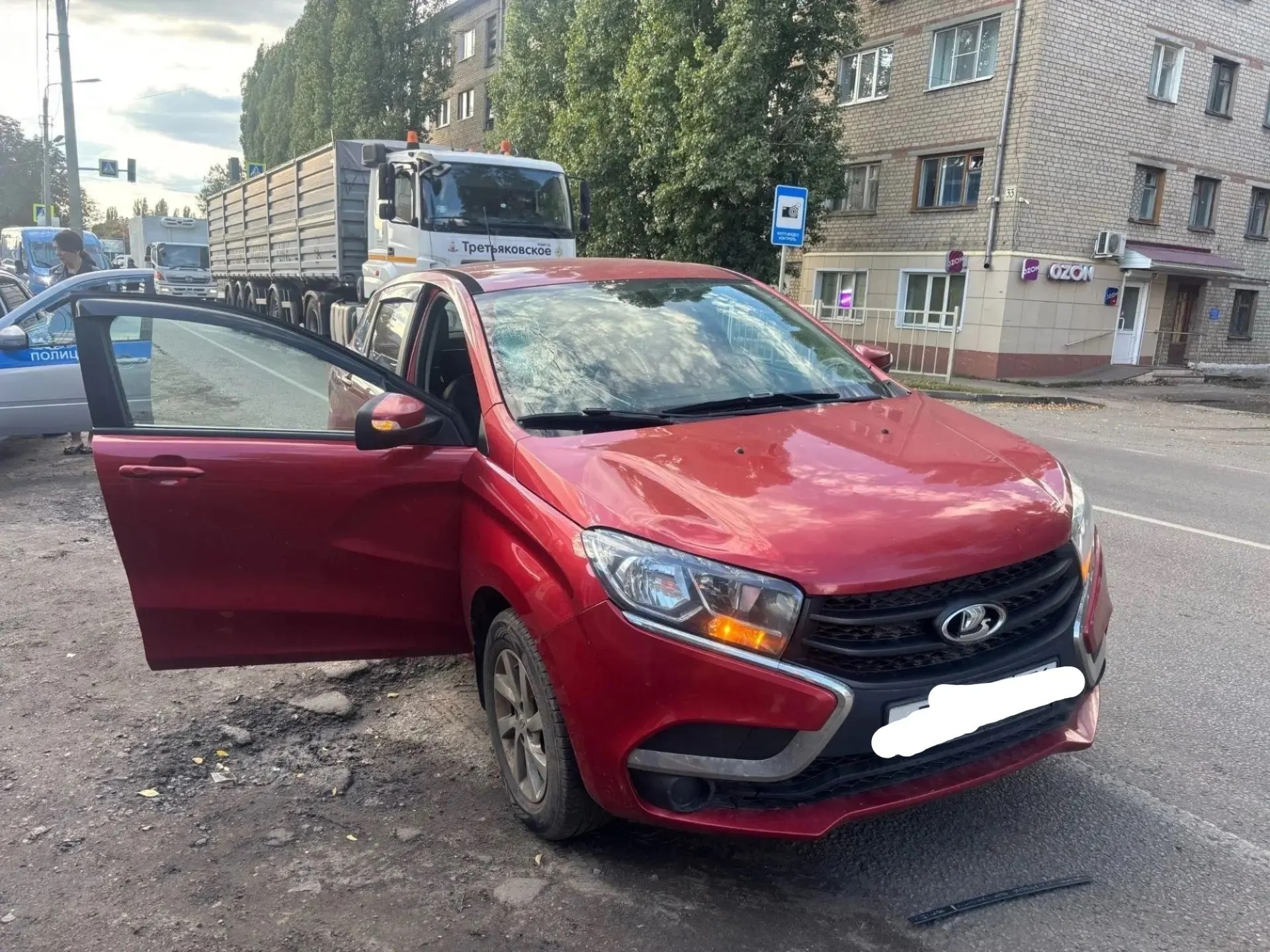 В Борисоглебске подросток вышел на дорогу на красный свет и попал под машину