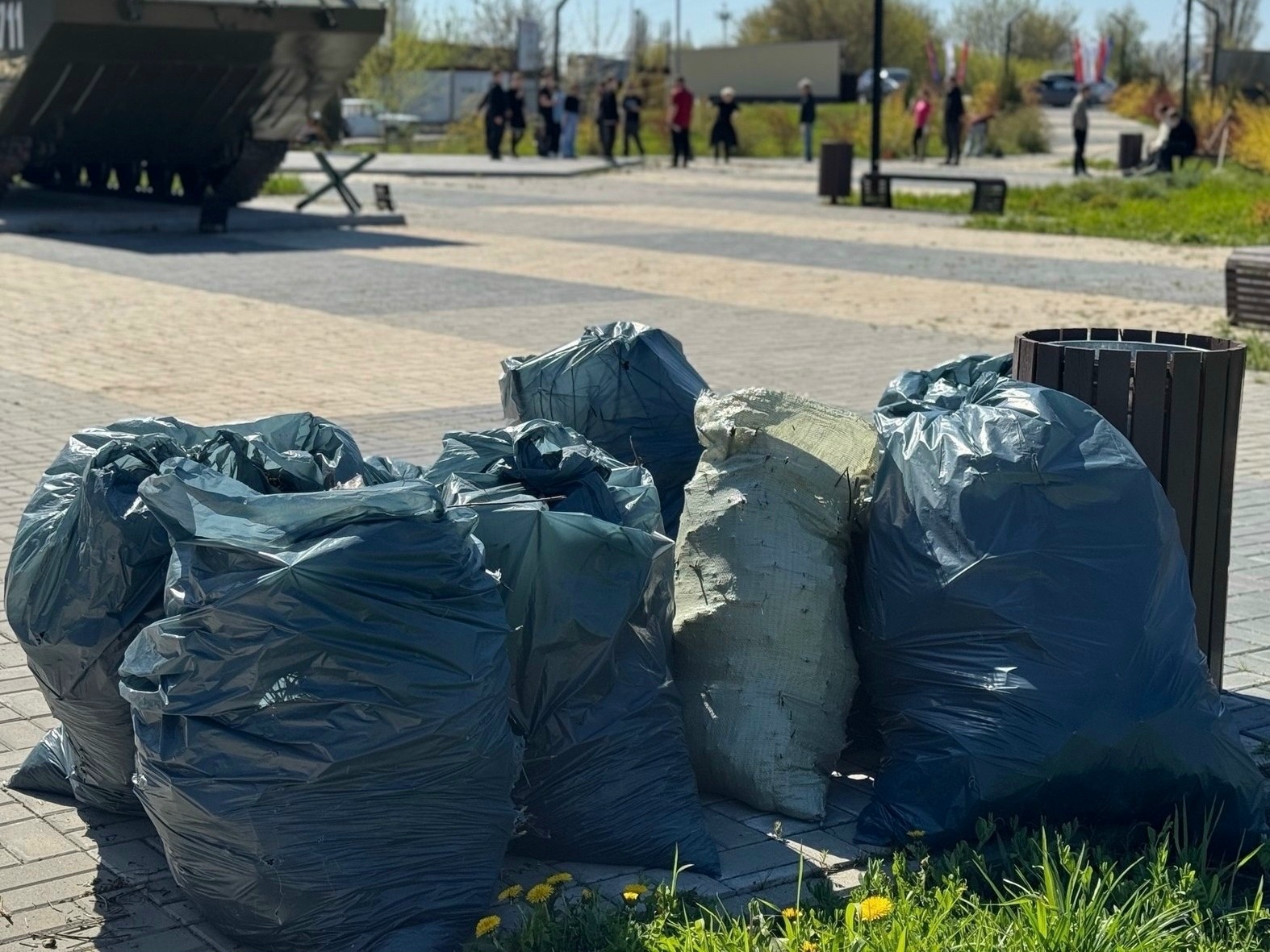 Напоминаем о сроках складирования осеннего мусора