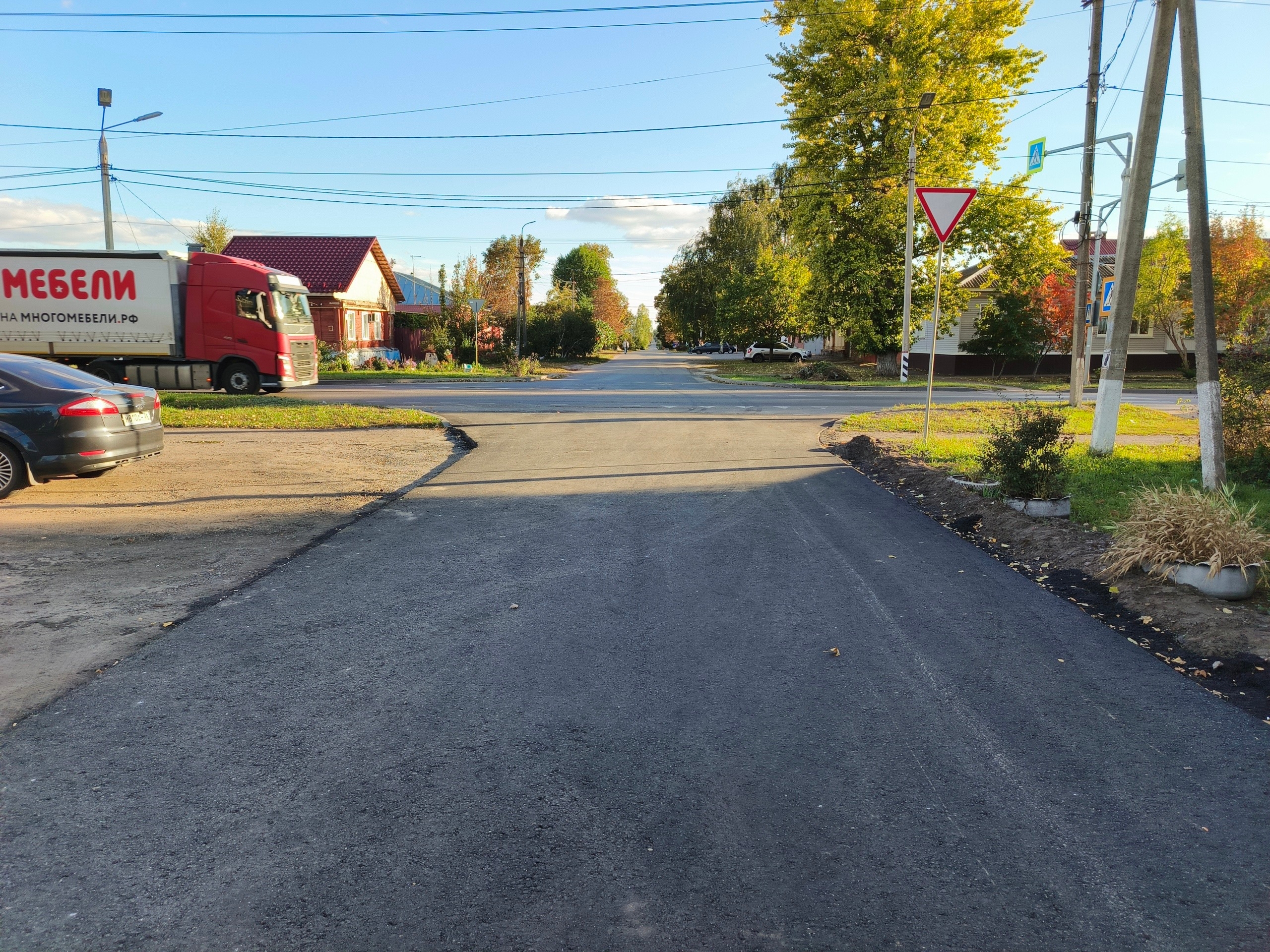 В Борисоглебске продолжается работа по благоустройству городских территорий.