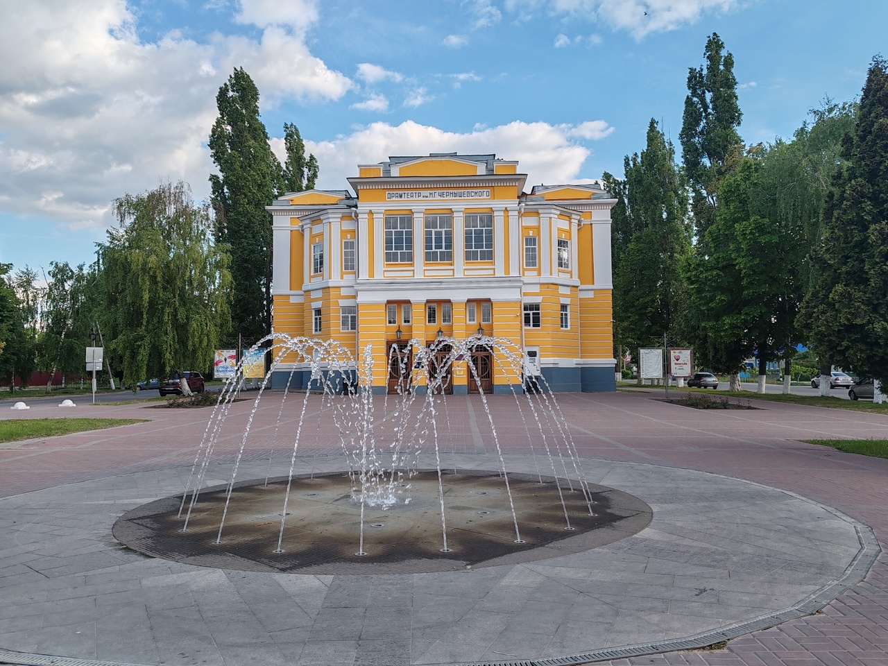 Интервью с артистами театра Натальей Гончаровой и Виктором Безруковым.